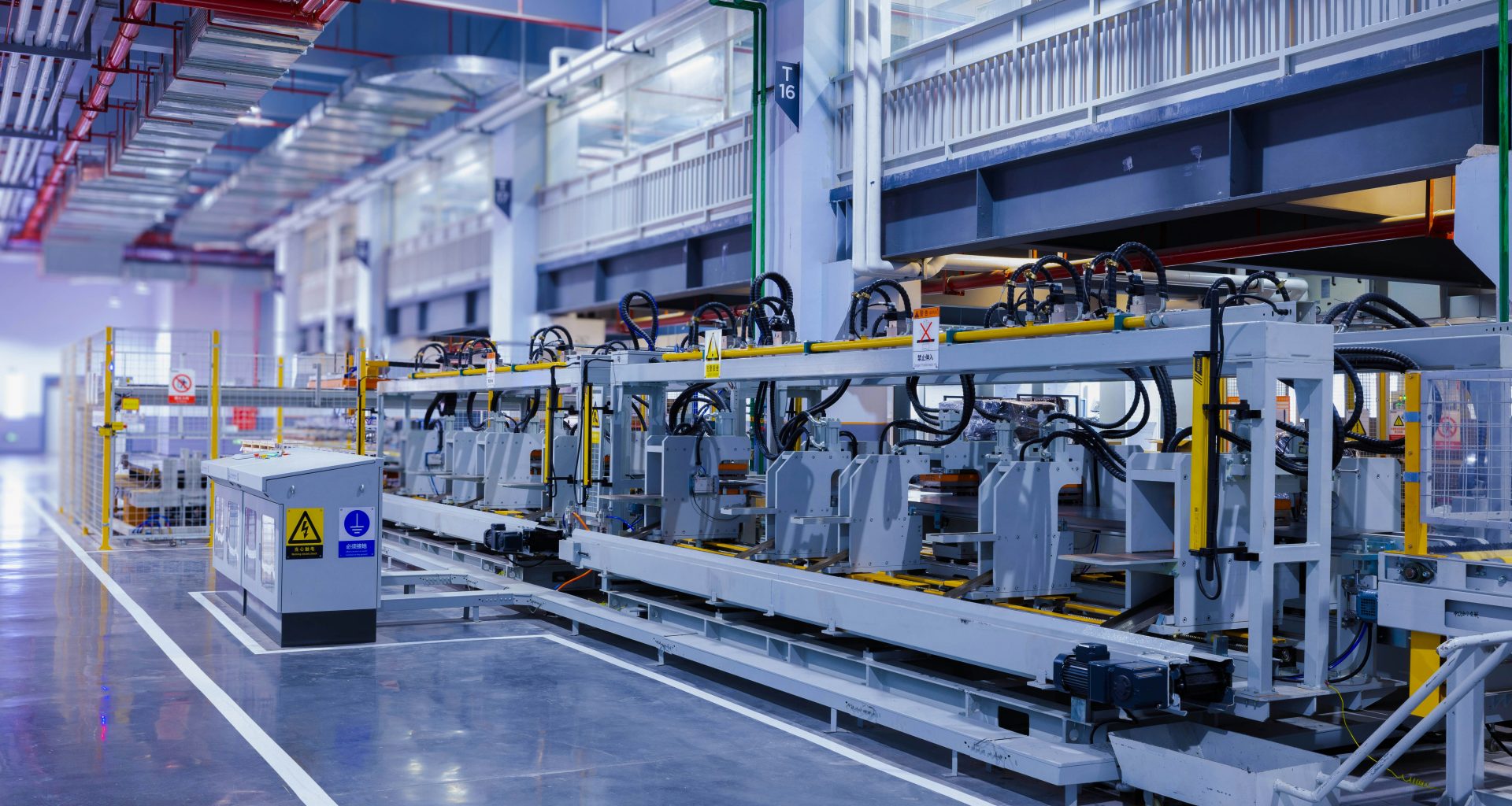 eine-grosse-maschine-in-einem-grossen-gebaude-pWUyHVJgLhg