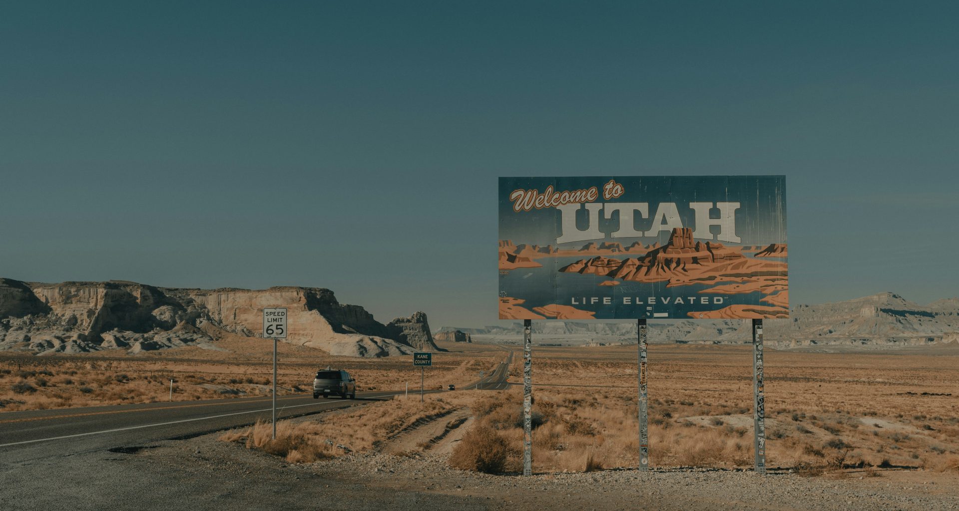 ein-grosses-schild-am-strassenrand-B7DC1E0My8o