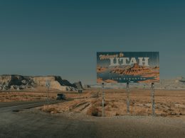 ein-grosses-schild-am-strassenrand-B7DC1E0My8o