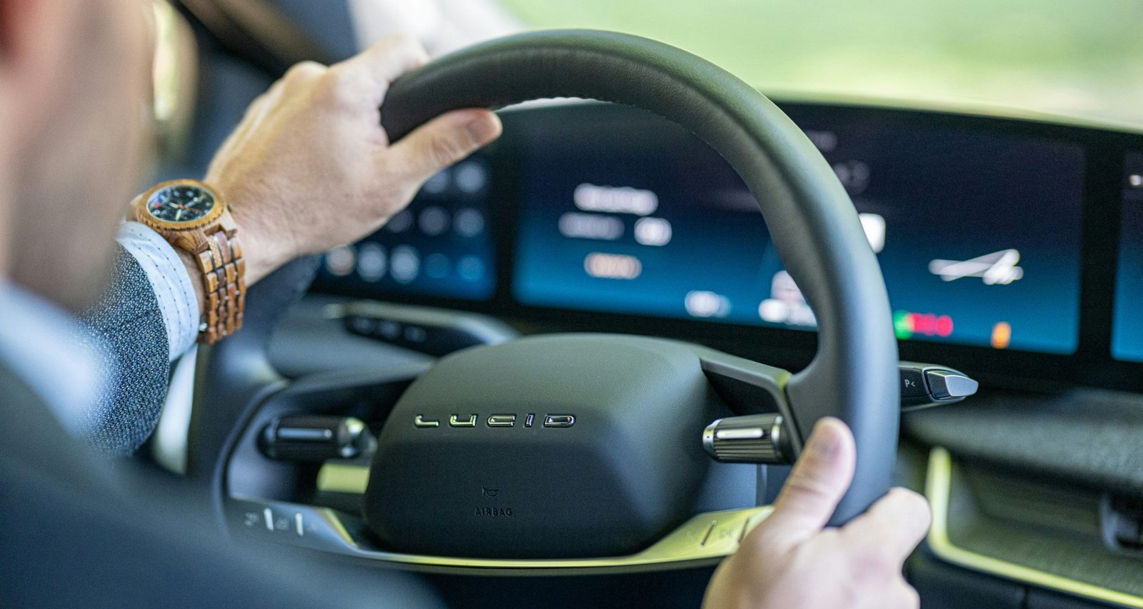 ein-mann-der-ein-auto-mit-einem-lenkrad-fahrt-SksoJ7t02E0