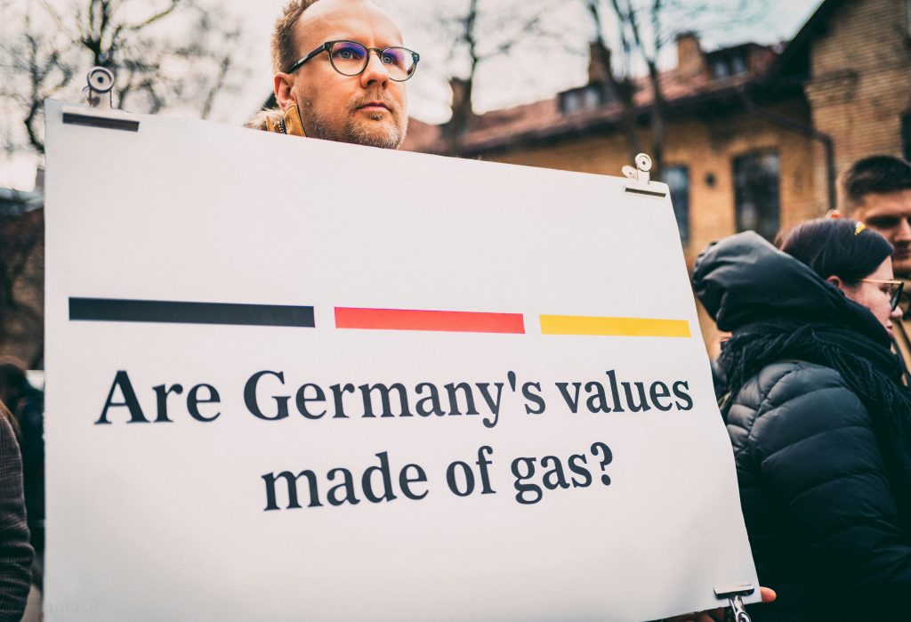 ein-mann-der-ein-schild-halt-auf-dem-steht-sind-deutschlands-werte-aus-gas-OEFGpaHcJp0