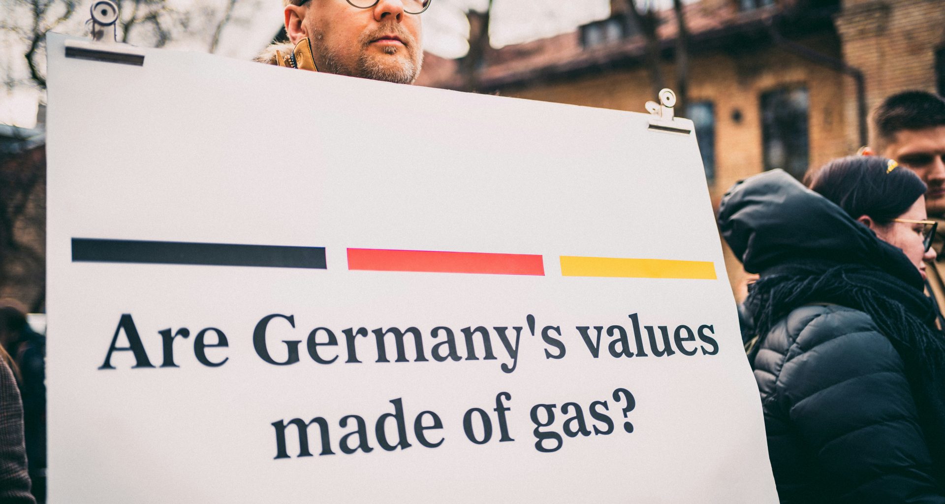 ein-mann-der-ein-schild-halt-auf-dem-steht-sind-deutschlands-werte-aus-gas-OEFGpaHcJp0