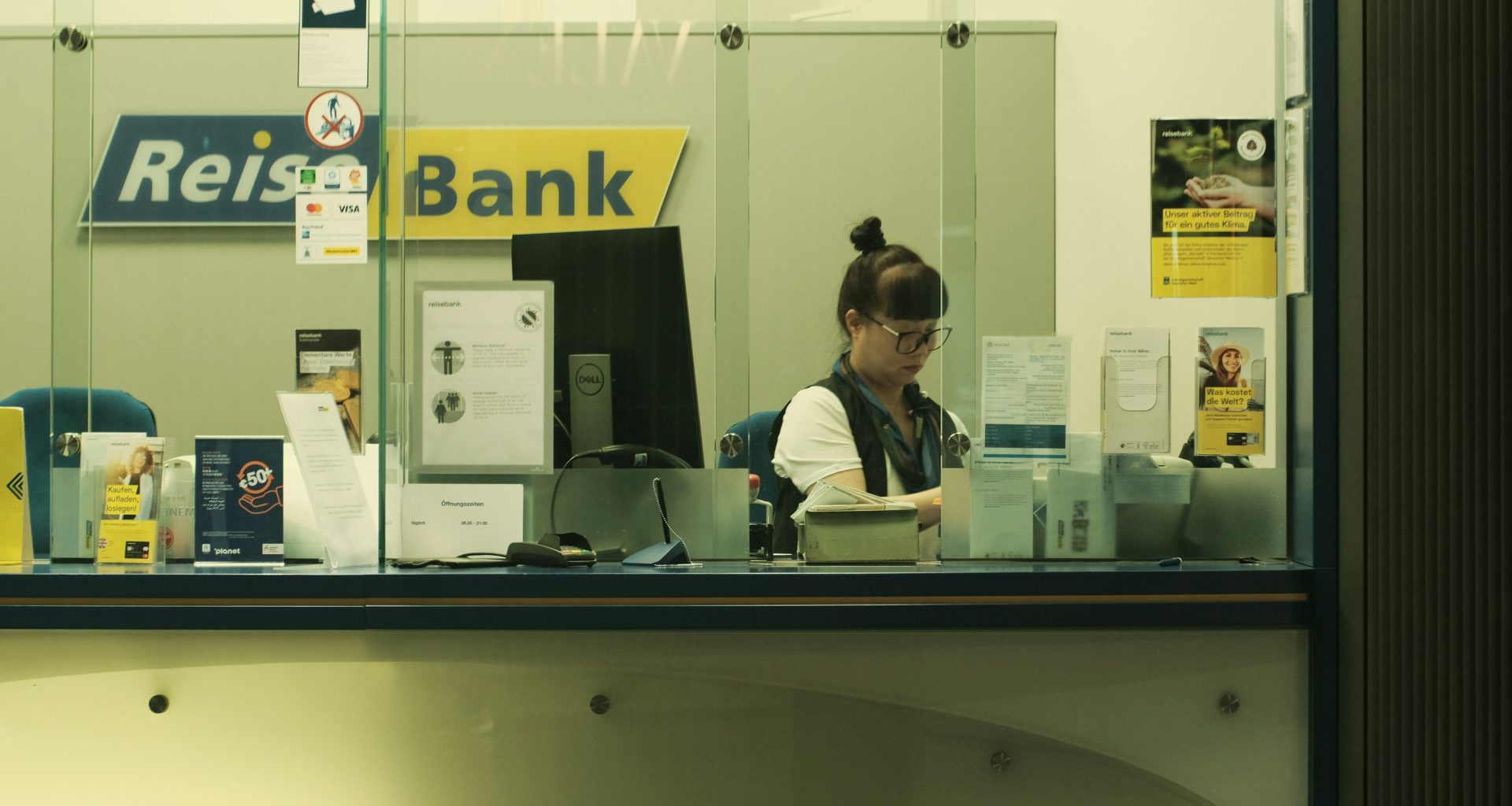 ein-mann-sitzt-am-schreibtisch-wlJ7QToOZxI