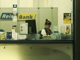 ein-mann-sitzt-am-schreibtisch-wlJ7QToOZxI