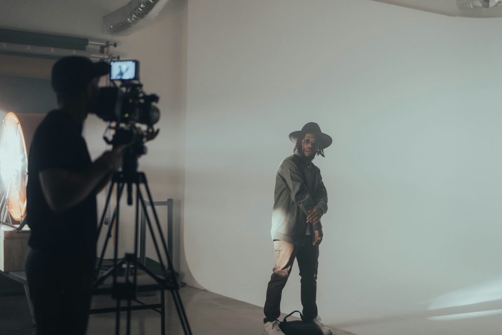 ein-mann-steht-vor-einer-weissen-wand-lqfpl0OSjFQ