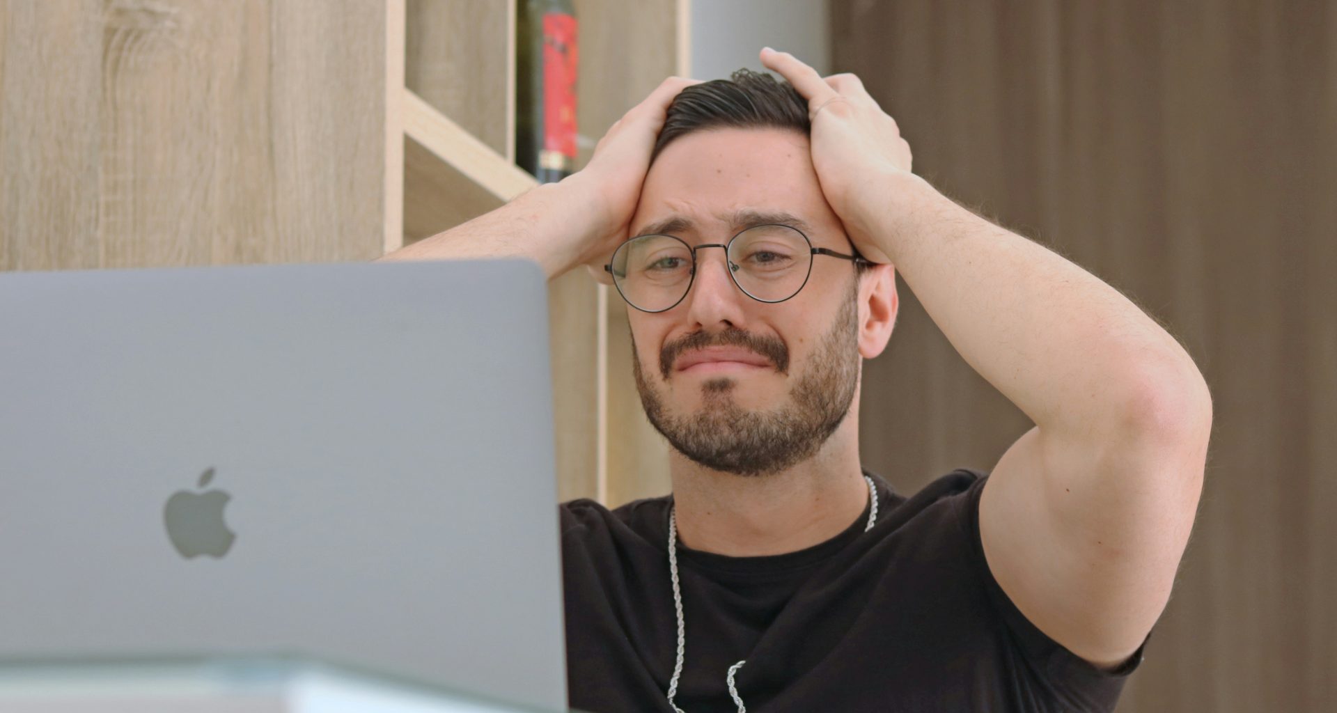 ein-mann-mit-brille-schaut-auf-einen-laptop-hHg9MC-G8_Y