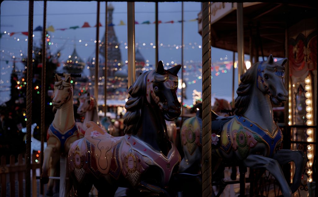 ein-karussell-auf-einem-karneval-mit-lichtern-2Aug5vxbXKM