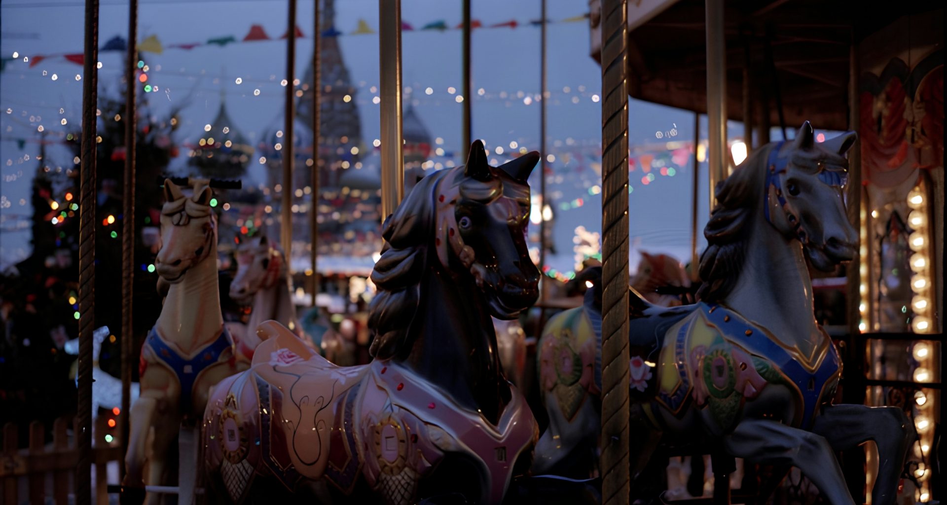 ein-karussell-auf-einem-karneval-mit-lichtern-2Aug5vxbXKM