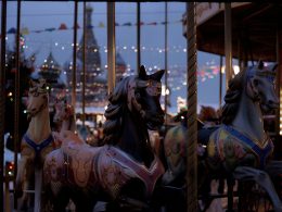 ein-karussell-auf-einem-karneval-mit-lichtern-2Aug5vxbXKM