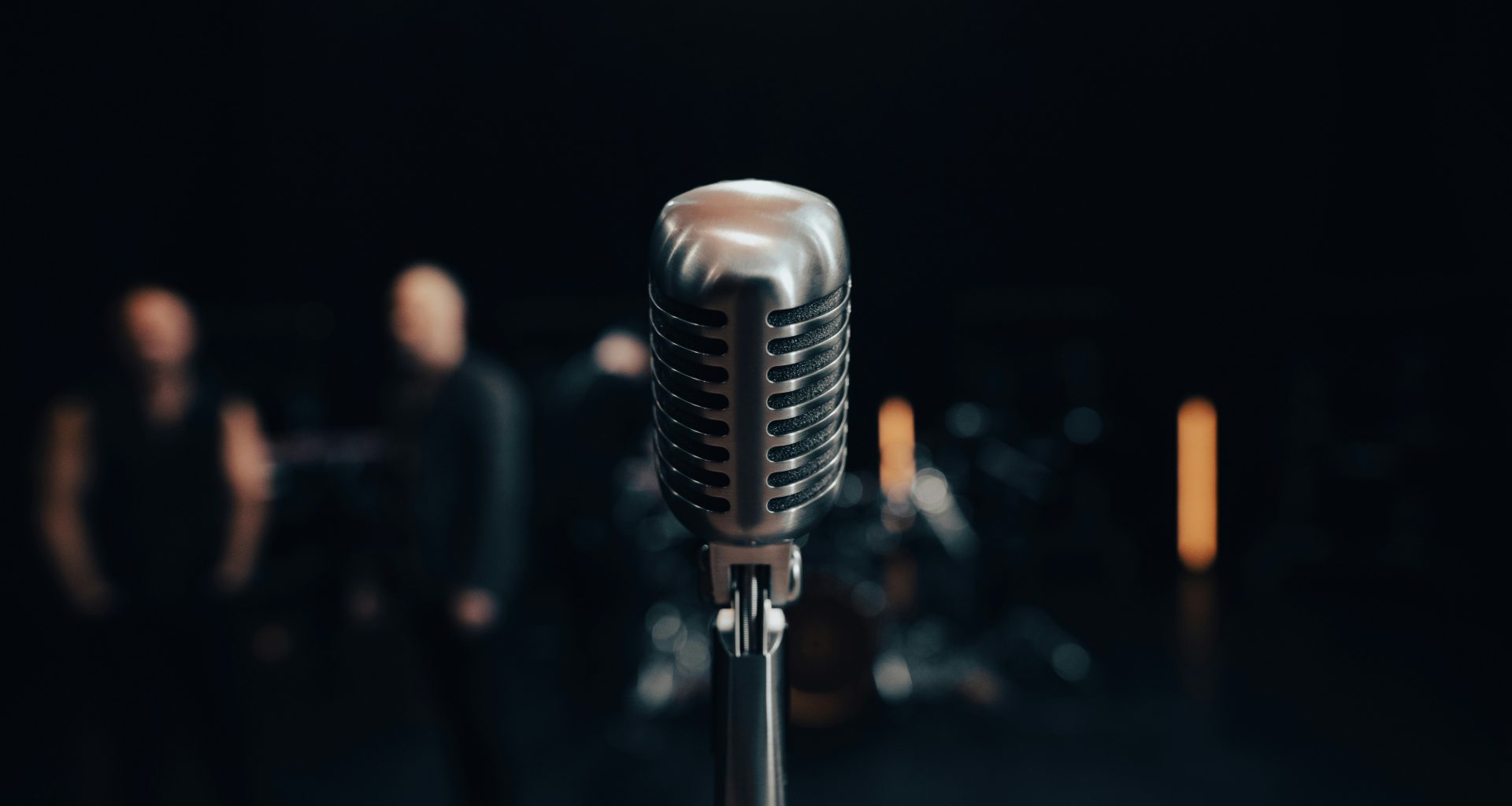 ein-mikrofon-mit-einem-band-im-hintergrund-cndSq4bT--w