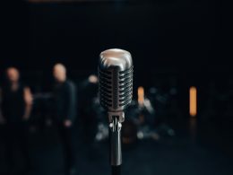 ein-mikrofon-mit-einem-band-im-hintergrund-cndSq4bT--w