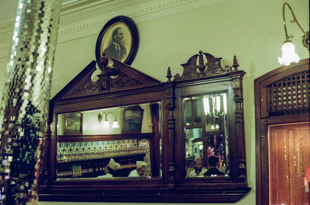 ein-spiegel-und-ein-schrank-in-einem-raum-ivzUf3c1Vd8