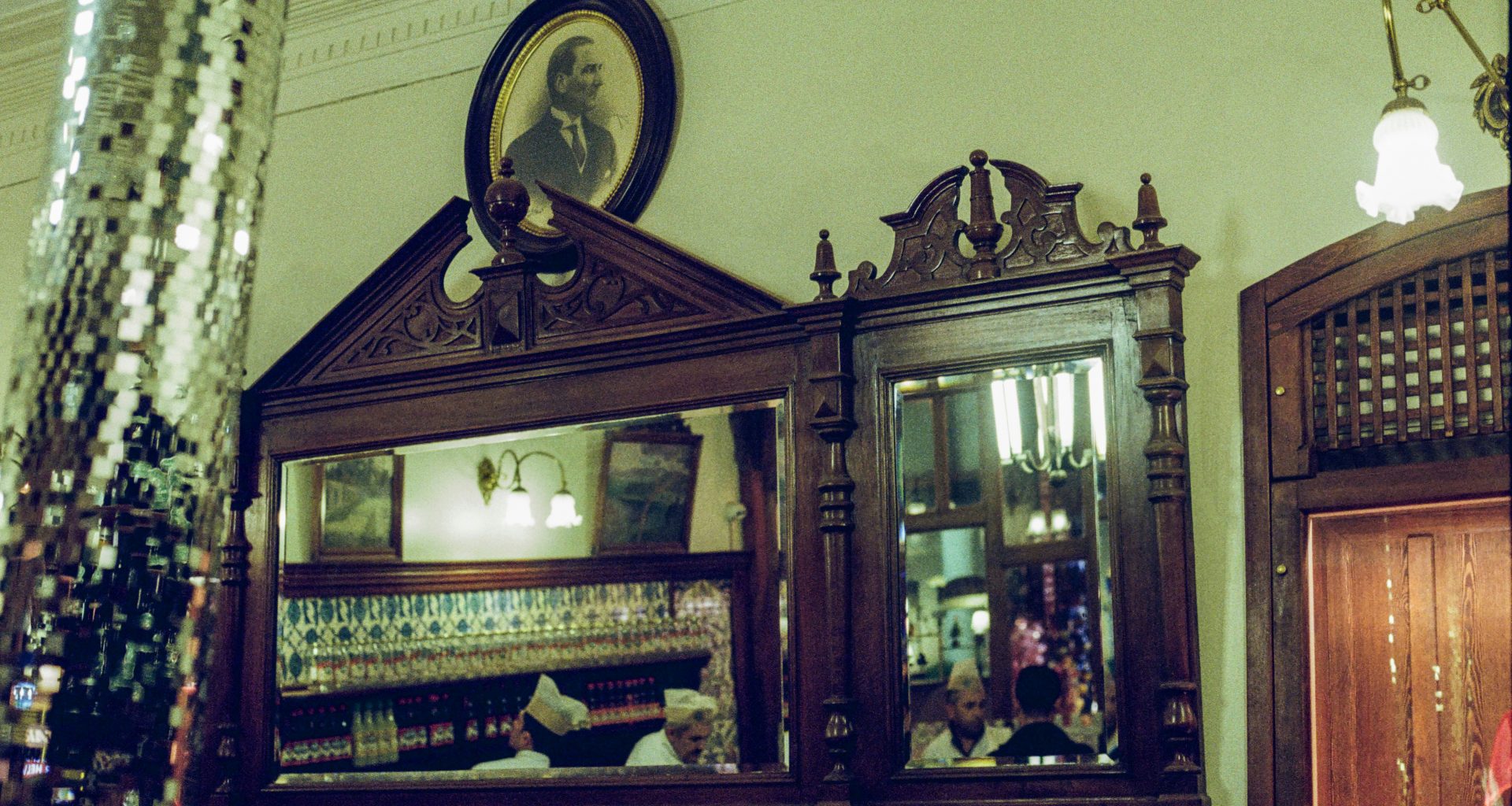 ein-spiegel-und-ein-schrank-in-einem-raum-ivzUf3c1Vd8