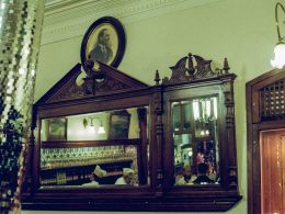 ein-spiegel-und-ein-schrank-in-einem-raum-ivzUf3c1Vd8