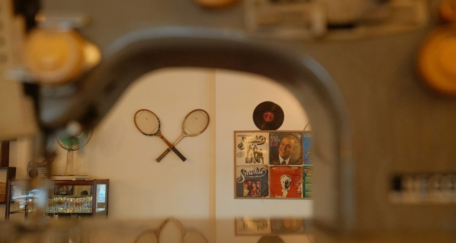 ein-spiegel-mit-einer-schere-darauf-JxP2DhmPIPw