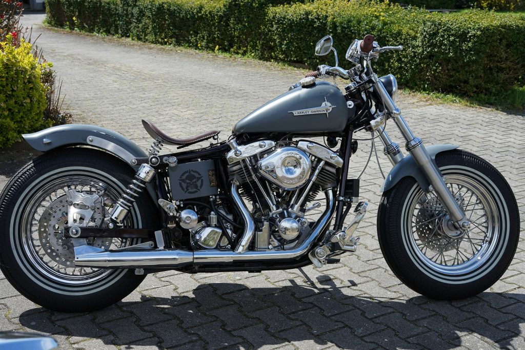 ein-motorrad-ist-auf-einer-kopfsteinpflasterstrasse-geparkt-HJfe3erIJ0Q