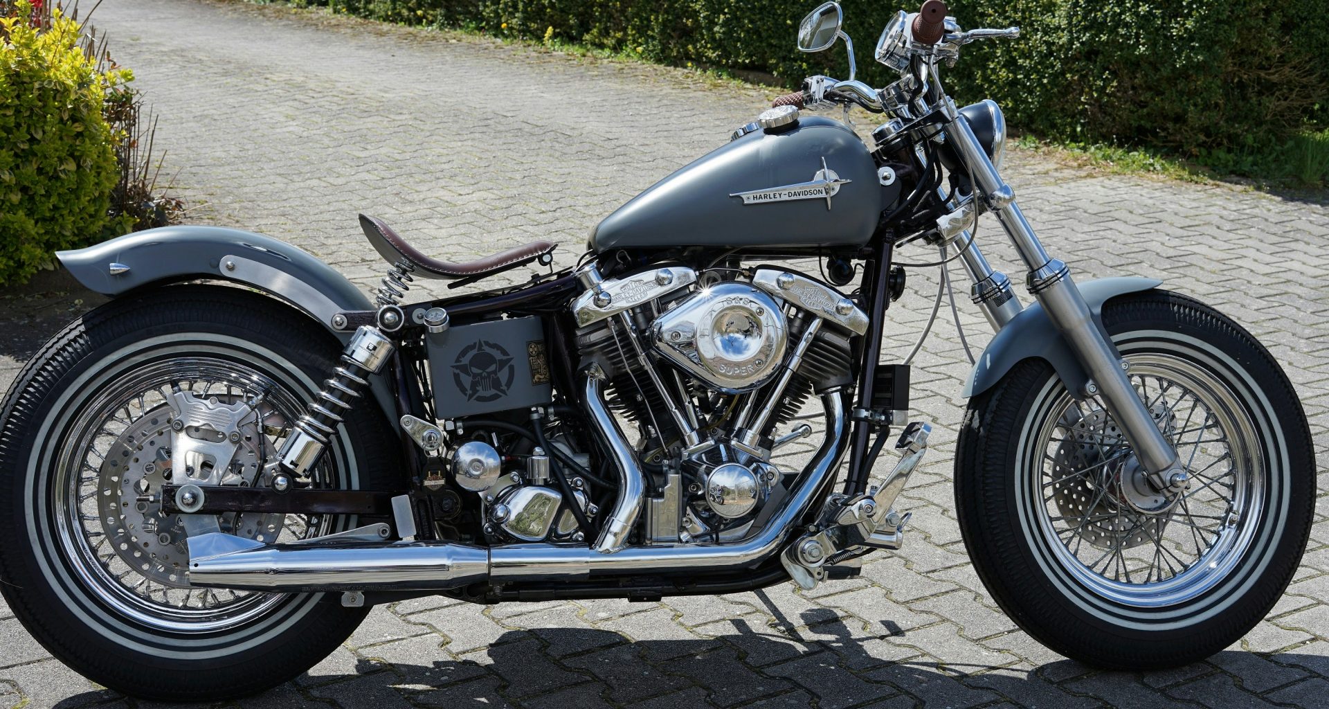 ein-motorrad-ist-auf-einer-kopfsteinpflasterstrasse-geparkt-HJfe3erIJ0Q