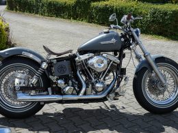 ein-motorrad-ist-auf-einer-kopfsteinpflasterstrasse-geparkt-HJfe3erIJ0Q