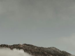 ein-in-nebel-und-wolken-gehullter-berg-unter-einem-bewolkten-himmel-ivSnqkc21MA