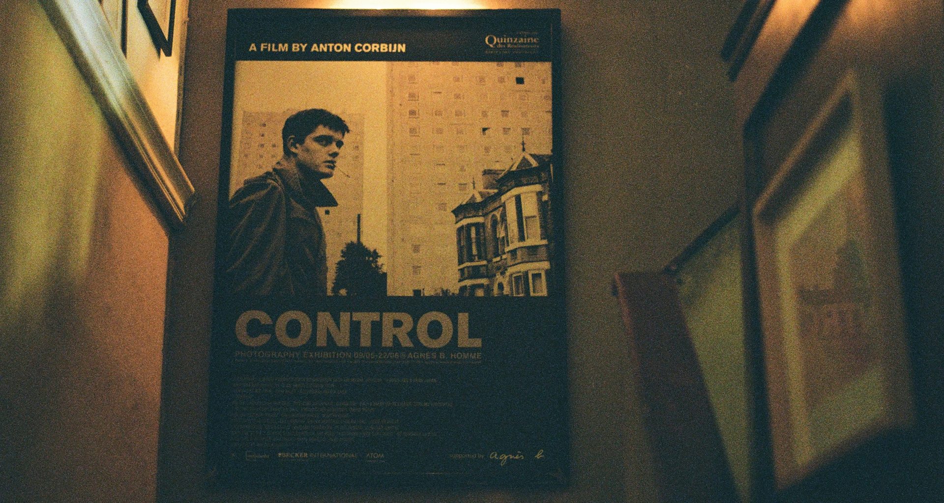 ein-filmplakat-hangt-an-der-wand-eines-flurs-3v5XYlobIT8