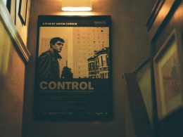 ein-filmplakat-hangt-an-der-wand-eines-flurs-3v5XYlobIT8