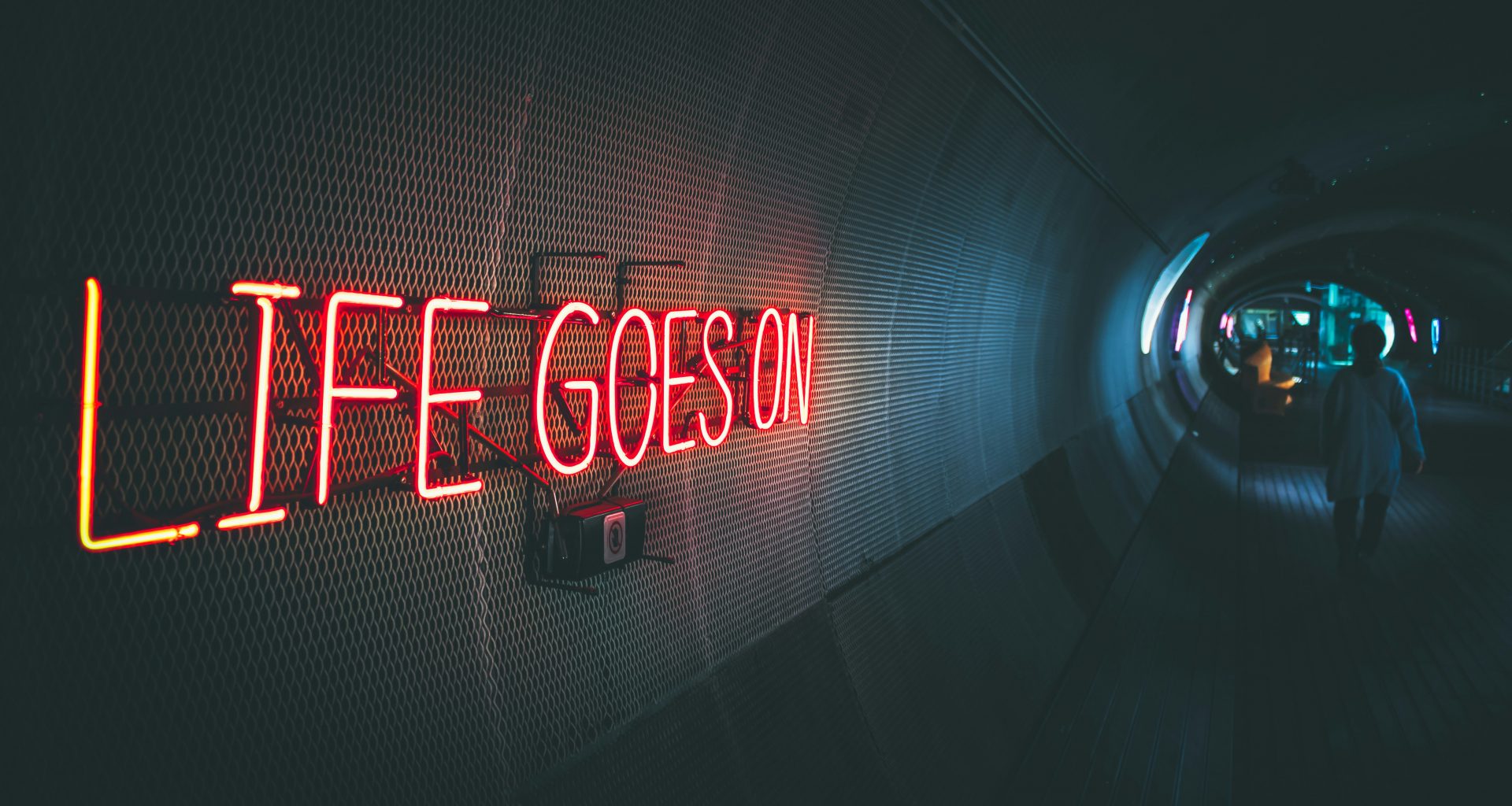 eine-leuchtreklame-mit-der-aufschrift-life-goes-on-YElG04lSJcM