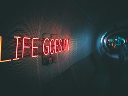 eine-leuchtreklame-mit-der-aufschrift-life-goes-on-YElG04lSJcM