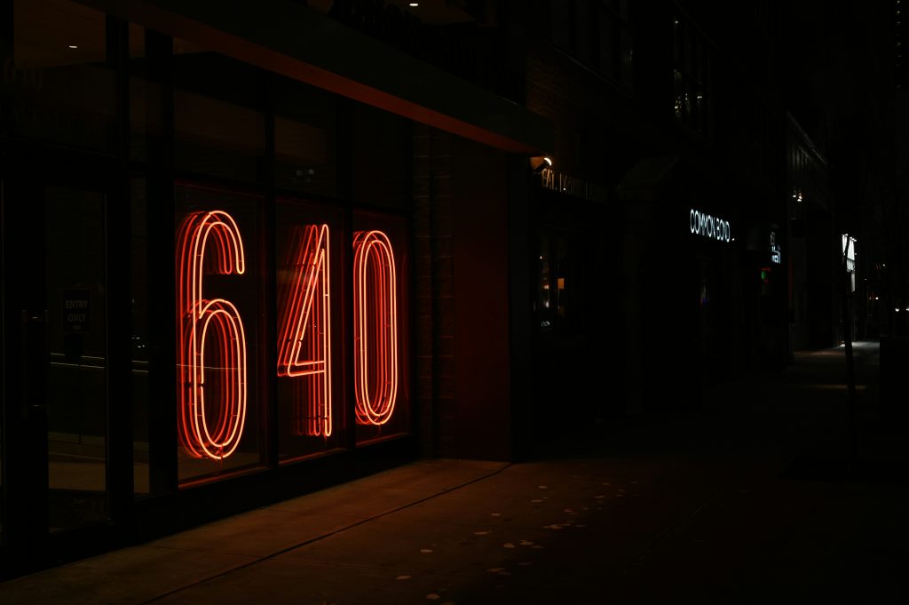 eine-leuchtreklame-mit-der-aufschrift-sechzig-an-der-seite-eines-gebaudes-HX7zpOs2ePM