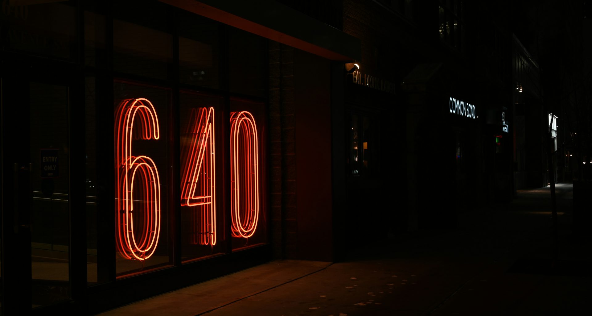 eine-leuchtreklame-mit-der-aufschrift-sechzig-an-der-seite-eines-gebaudes-HX7zpOs2ePM