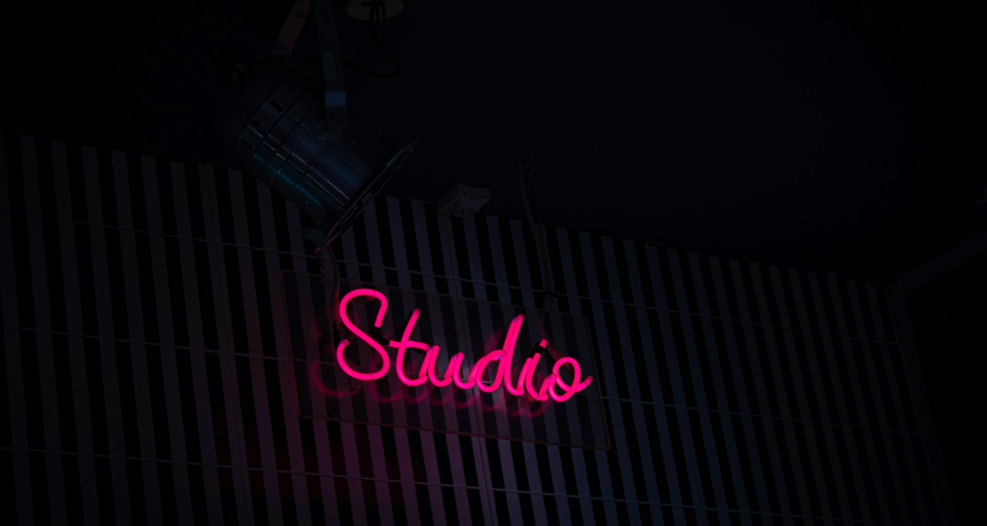 eine-leuchtreklame-mit-der-aufschrift-studio-an-der-seite-eines-gebaudes-FaYZbfPeqVE