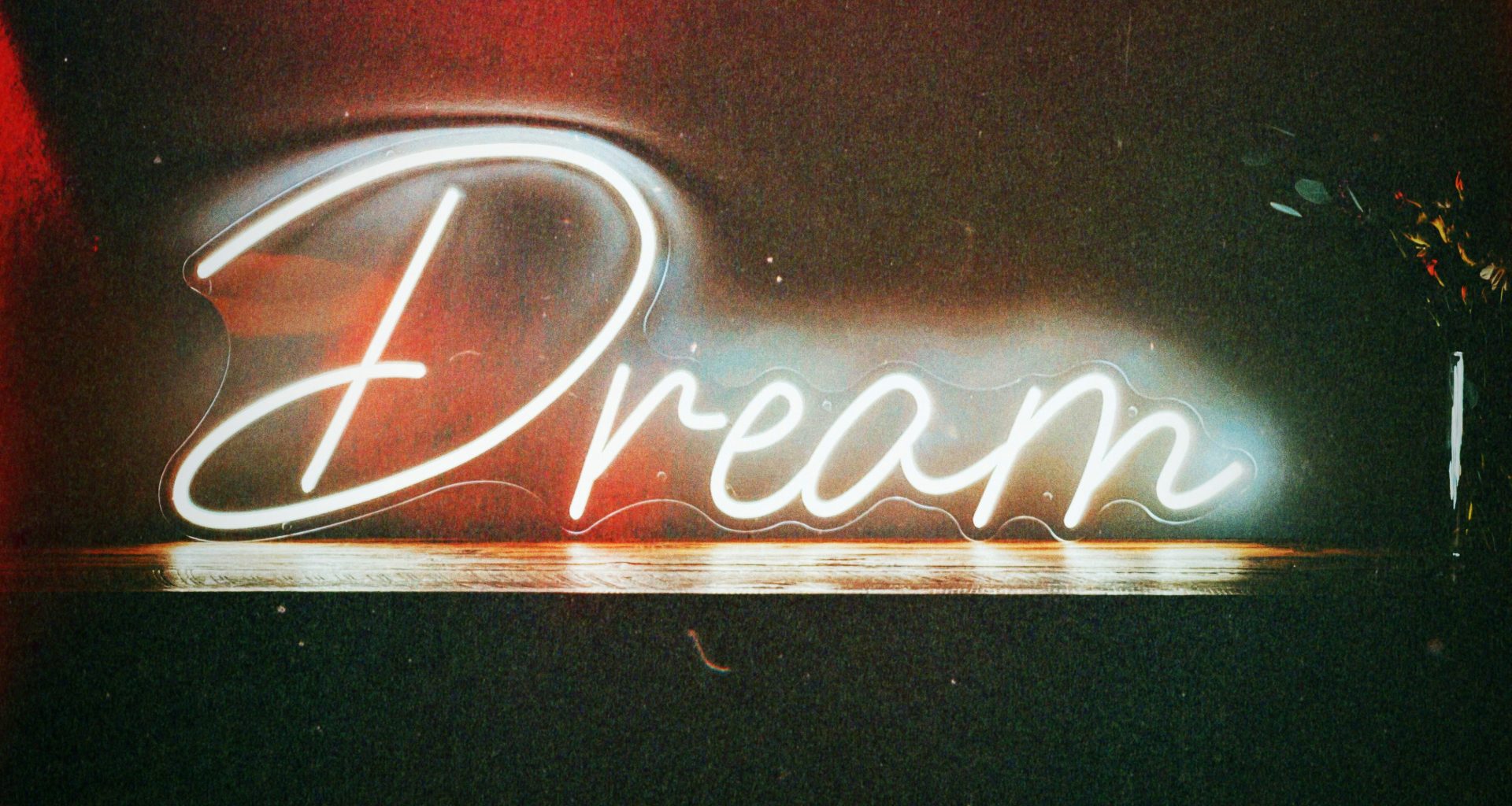 eine-leuchtreklame-auf-der-dream-drauf-steht-Dnif9BiuxT4