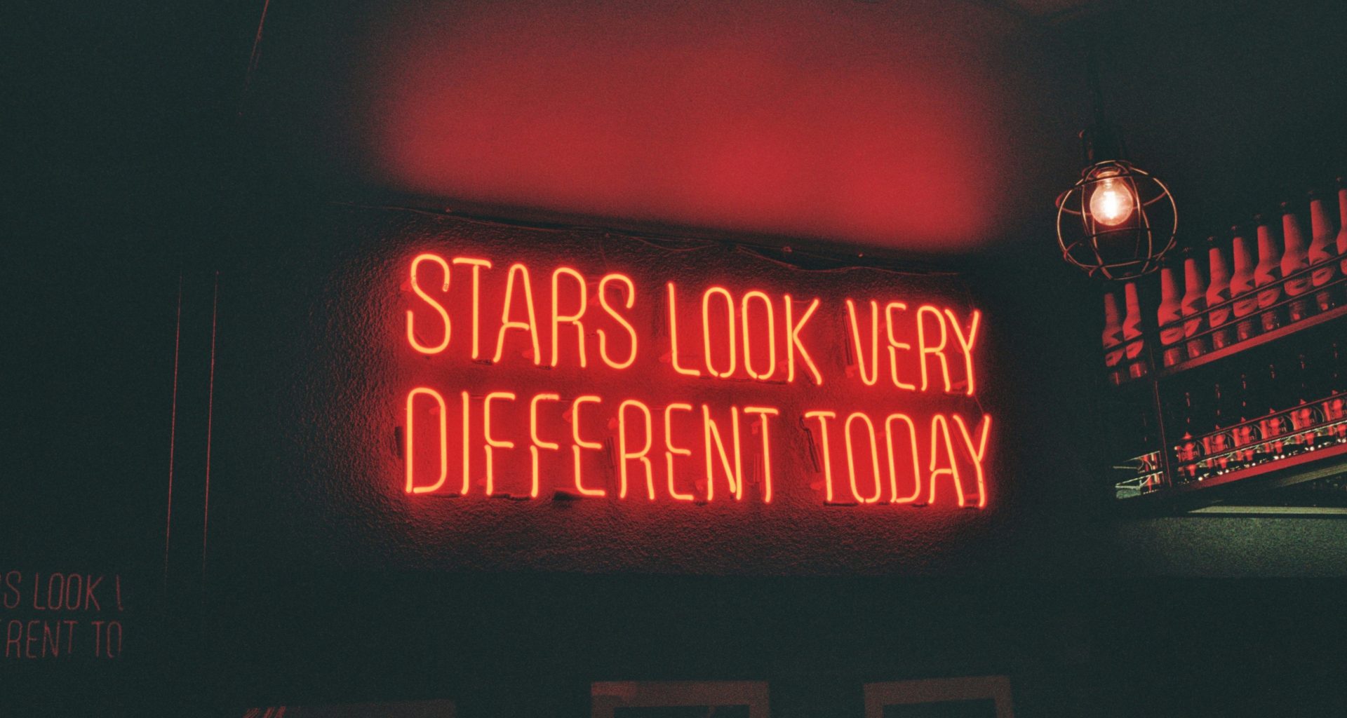 eine-leuchtreklame-die-besagt-dass-sterne-heute-ganz-anders-aussehen-03l3KHxsLYg
