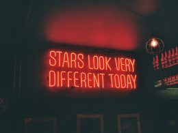 eine-leuchtreklame-die-besagt-dass-sterne-heute-ganz-anders-aussehen-03l3KHxsLYg