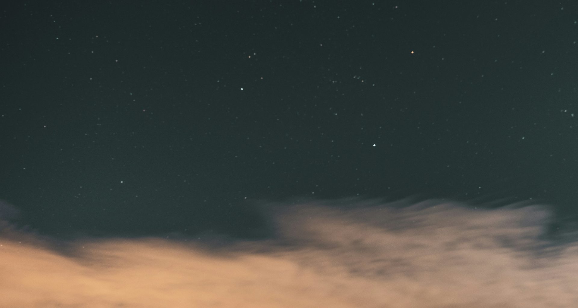 ein-nachthimmel-mit-sternen-und-wolken-R7Bh47VBEMk