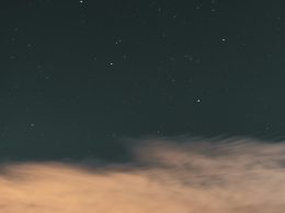 ein-nachthimmel-mit-sternen-und-wolken-R7Bh47VBEMk