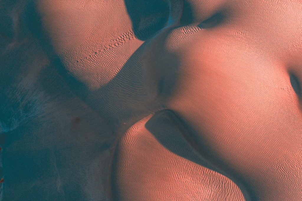 eine-nackte-frau-die-auf-einem-bett-liegt-ayWhmCgPBEs