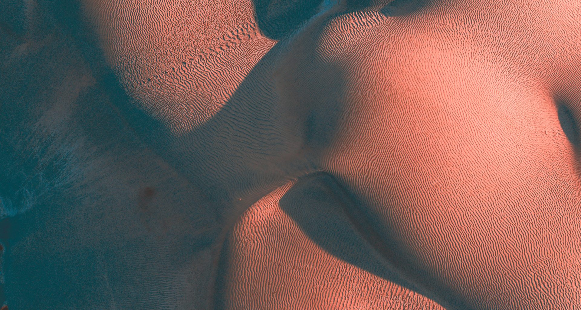 eine-nackte-frau-die-auf-einem-bett-liegt-ayWhmCgPBEs