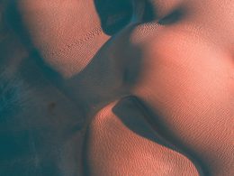 eine-nackte-frau-die-auf-einem-bett-liegt-ayWhmCgPBEs