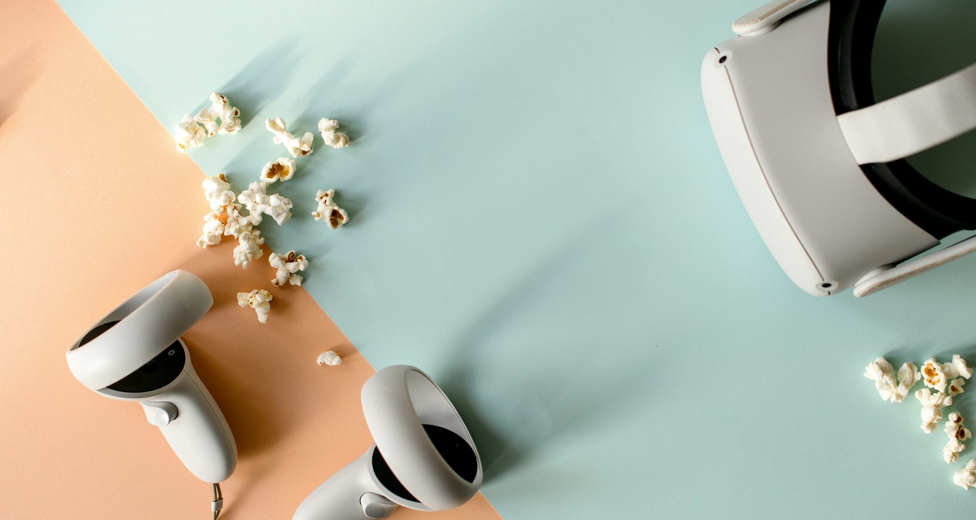 ein-paar-haartrockner-auf-einem-tisch-QgsO2QjyyQU