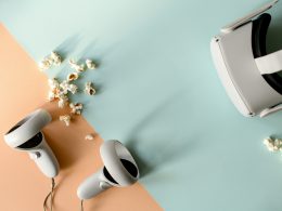 ein-paar-haartrockner-auf-einem-tisch-QgsO2QjyyQU