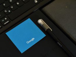 ein-stift-der-neben-einer-tastatur-auf-einem-notizbuch-sitzt-QSJymcYwtWY