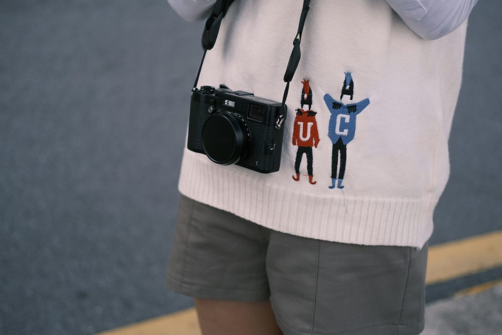 eine-person-die-eine-kamera-halt-und-ein-foto-macht-HDAJH6XsjyU