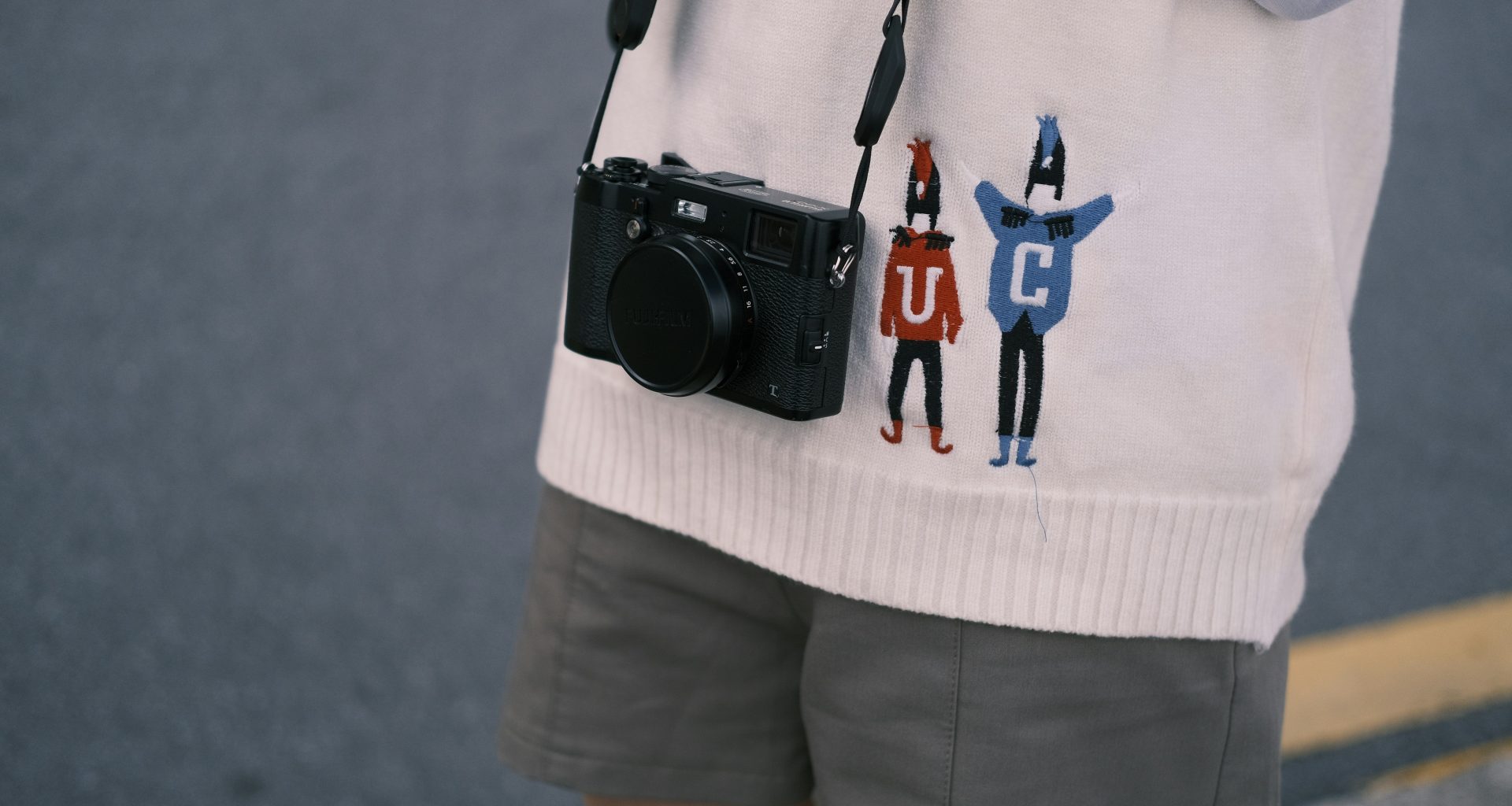 eine-person-die-eine-kamera-halt-und-ein-foto-macht-HDAJH6XsjyU