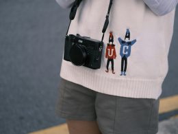 eine-person-die-eine-kamera-halt-und-ein-foto-macht-HDAJH6XsjyU