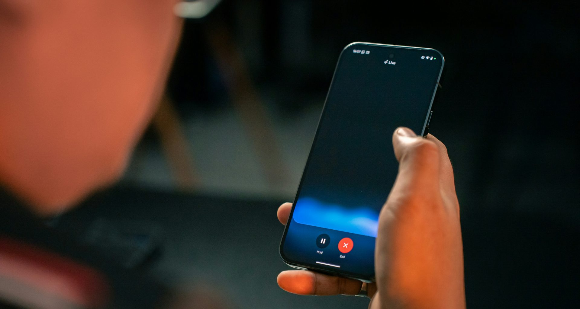 eine-person-die-ein-handy-in-der-hand-halt-4V1O9NzCZBE