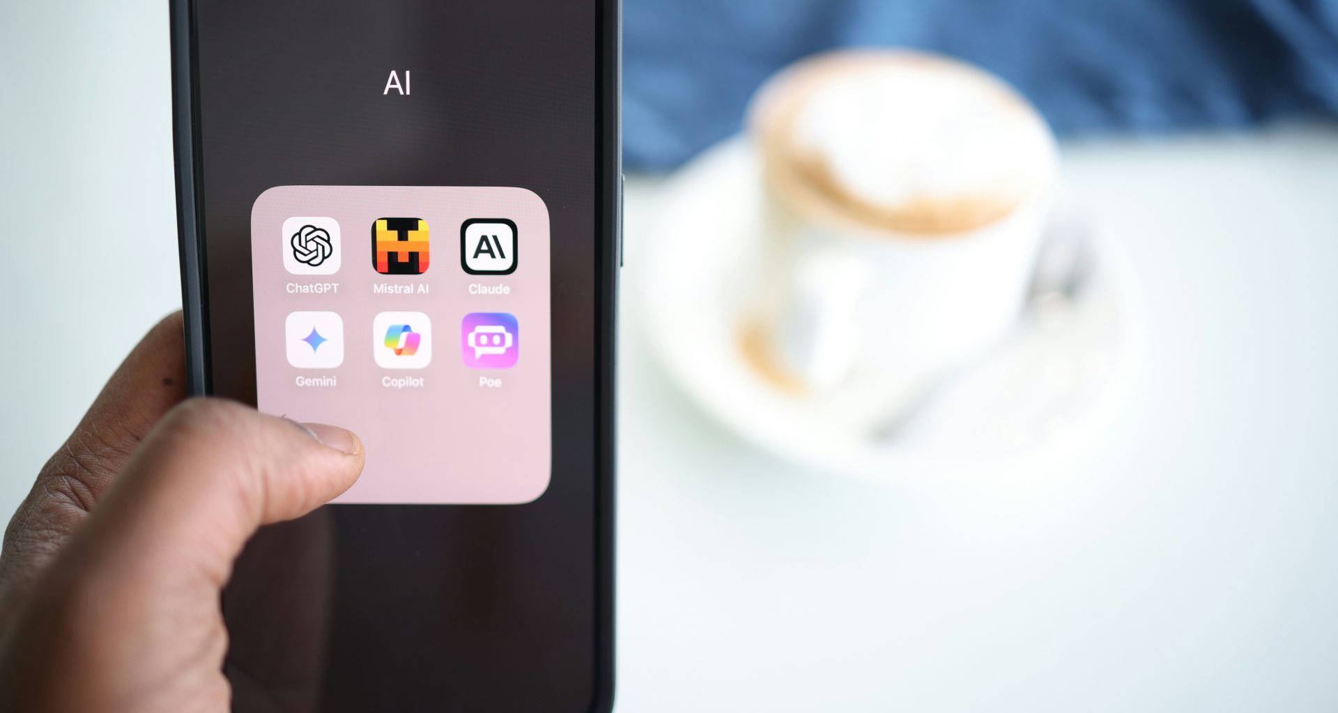 eine-person-die-ein-handy-in-der-hand-halt-hWSNT_Pp4x4