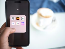 eine-person-die-ein-handy-in-der-hand-halt-hWSNT_Pp4x4