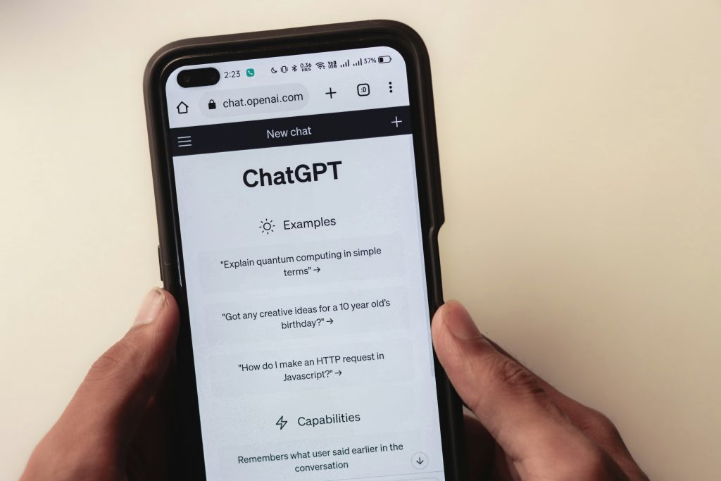 eine-person-die-ein-mobiltelefon-mit-einer-chat-app-auf-dem-bildschirm-halt-qAKPcrIcRG8