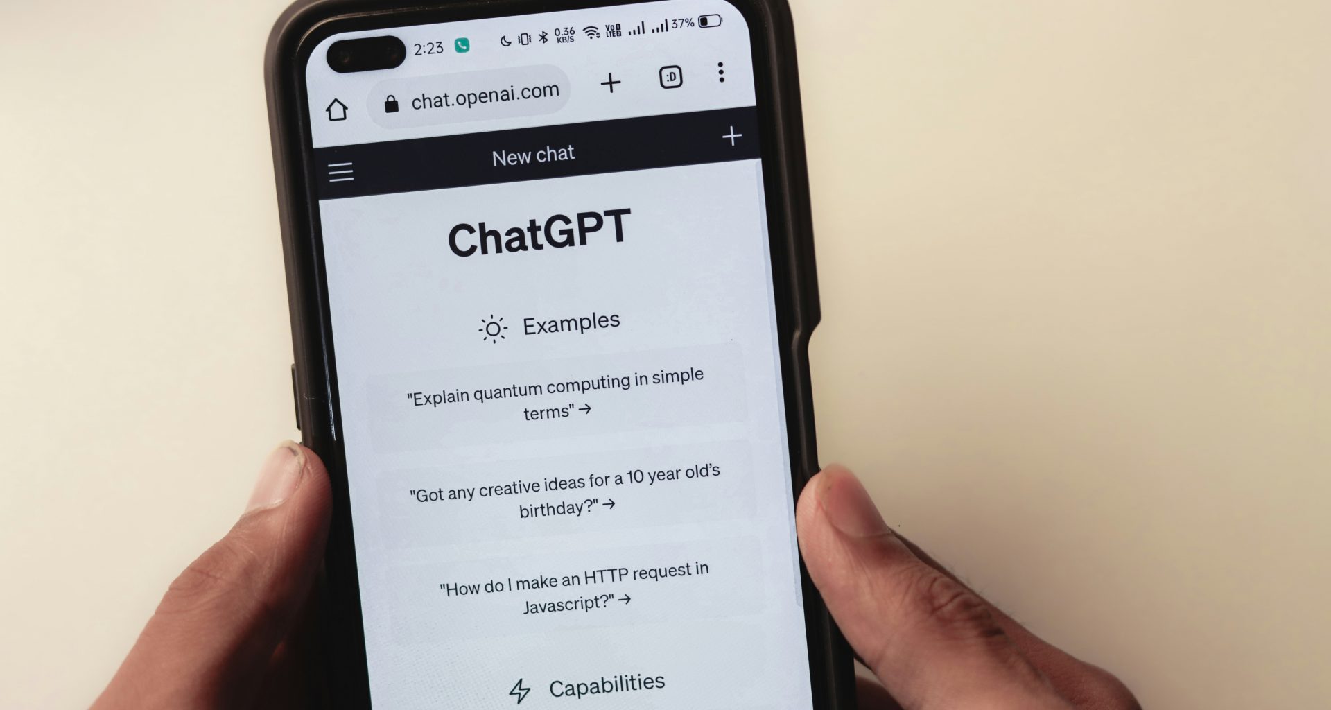 eine-person-die-ein-mobiltelefon-mit-einer-chat-app-auf-dem-bildschirm-halt-qAKPcrIcRG8