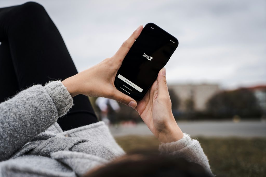 eine-person-die-ein-telefon-halt-EW2voS6oAM4